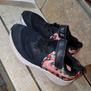 Girl's Nike Star Runner 2 Vintage Floral sz 1.5